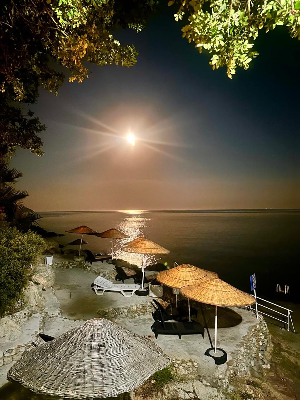 Bozyazı kıyısında mehtaplı gece manzarası